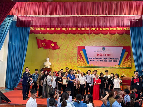 toàn đội thi ăn mừng DS
